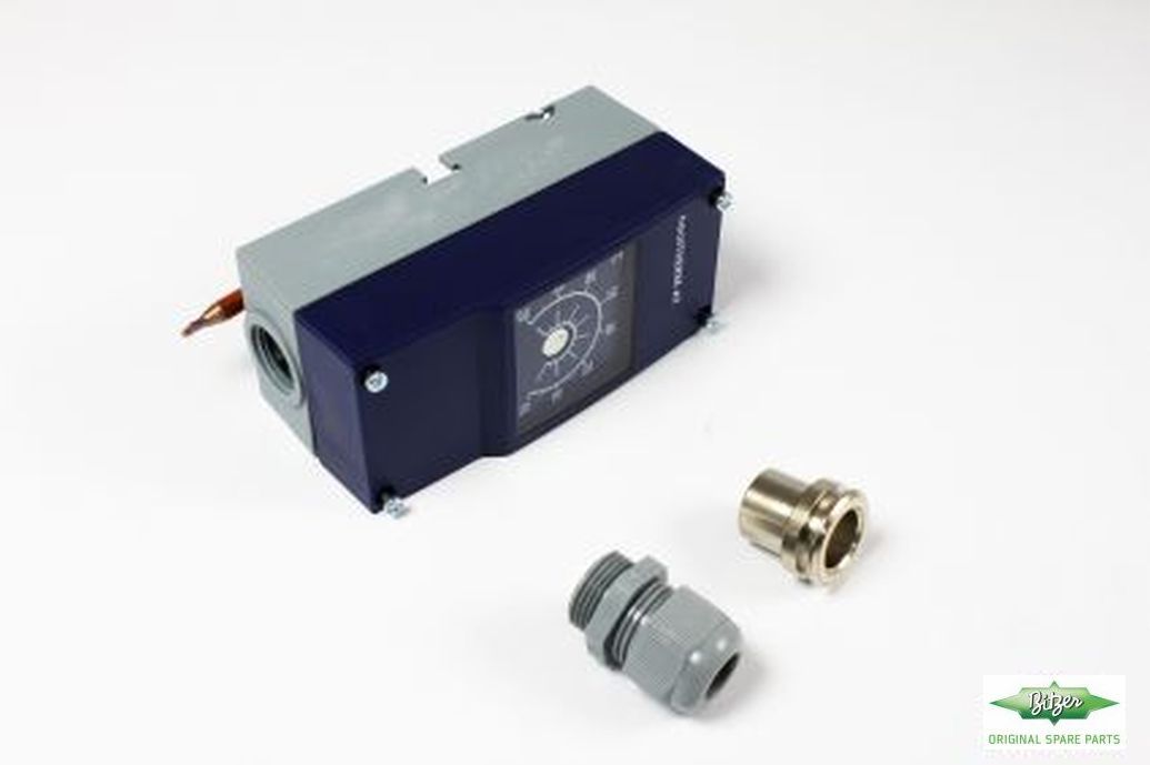 THERMOSTAT AND CONNECTION PIPE
